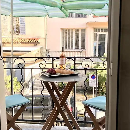 Appartement Balcony Over Provencal Market, Old Antibes